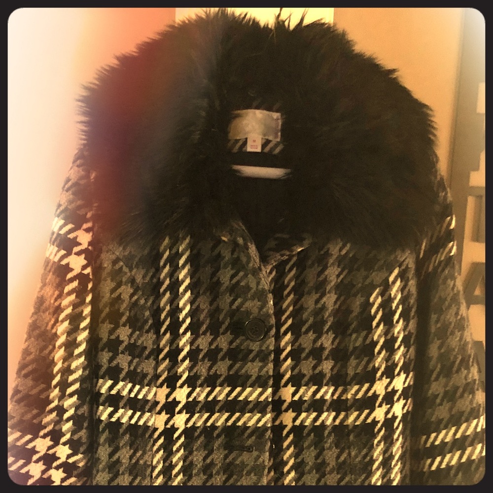 Stunning plaid coat with detachable fur collar!!